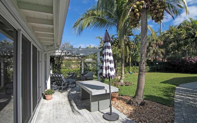 La Casa Blanca Minutes From the Beach!