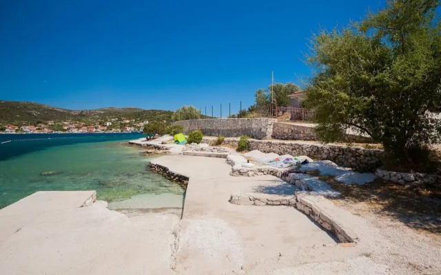 A8 - Modern apt With Terrace, 3 min Walk to Beach