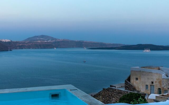 3 Caves by Caldera Houses