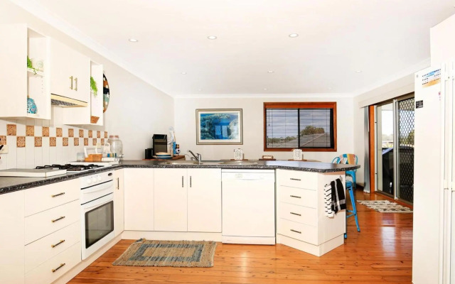 Shores - Pet-Friendly - 1 Min Walk to Beach