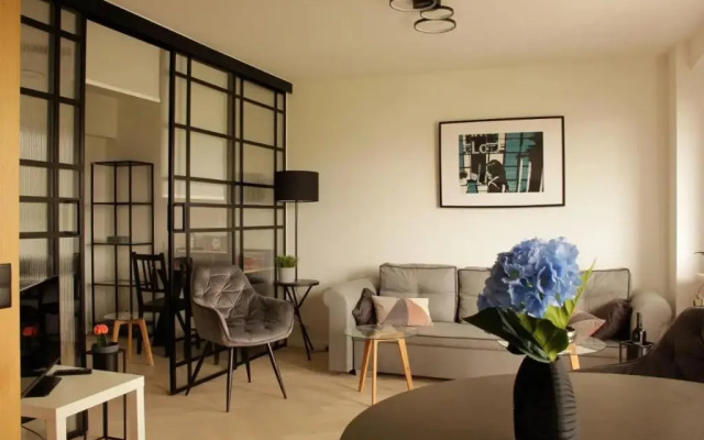Luxurious, Spacious, Modern Gem. Great Location !