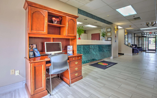 Super 8 by Wyndham Waterloo