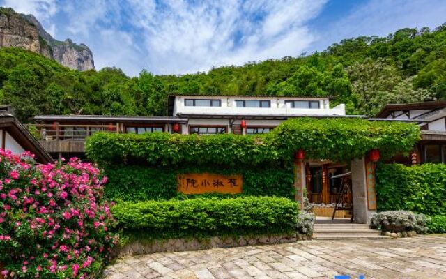 Yaqiu Courtyard Featured Hostel