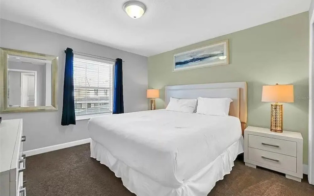 1569 SD - Modern Champions Gate Escape