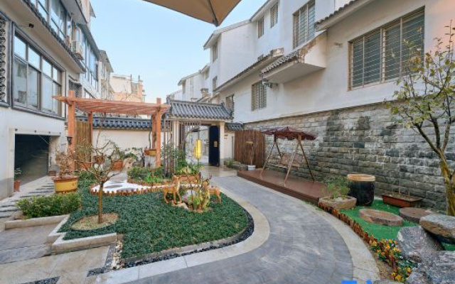 Qiyin Homestay (Wansui Mountain Wuxia City Kaifeng University)