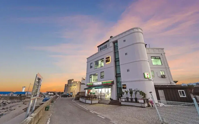 Goseong Leumeleu63 Pension