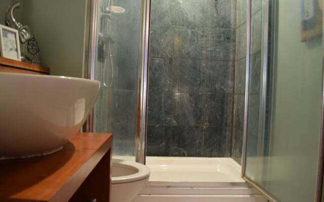 2 Bed Flat in Shoreditch With Balcony