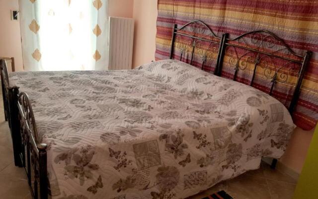 2 BEDROOMED APARTMENT - sleeps 5