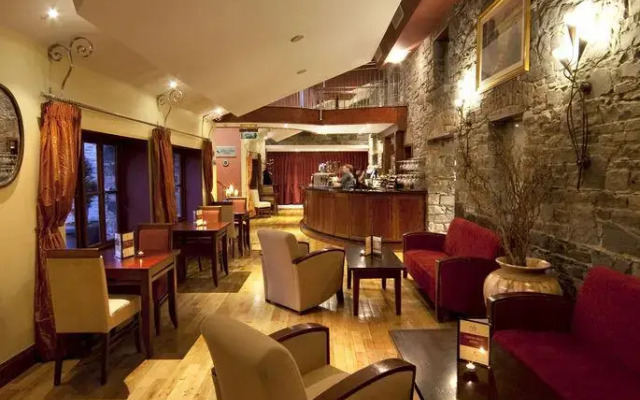 The Courtyard Apartments