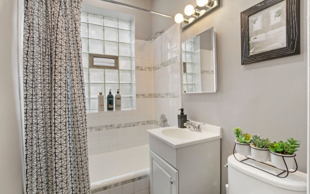 Minimalist Studio Apt in Edgewater