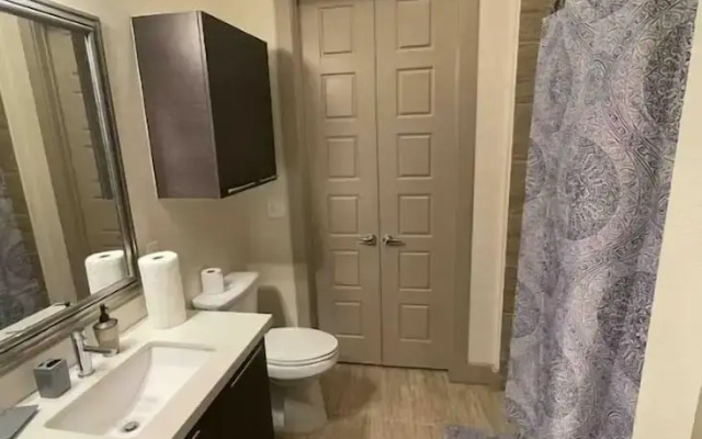 New-20p off-Uptown Love MPLS next to Fun