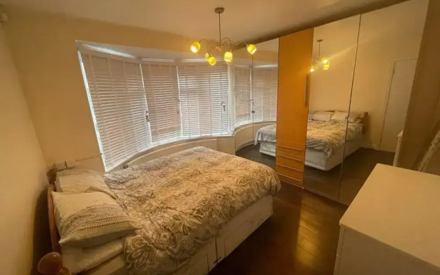 Inviting Apartment in Hayes With Garden & Parking