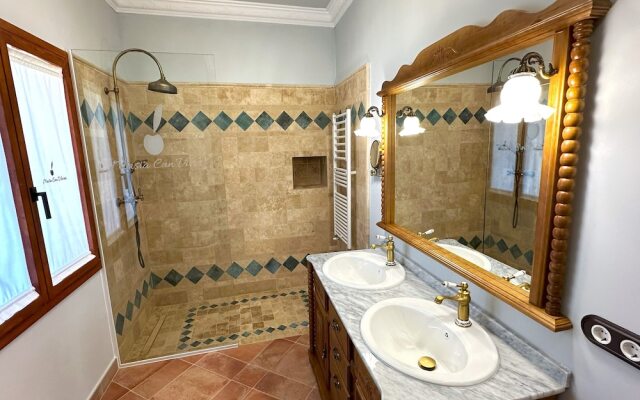 Masia Can Viver - Olive oil tourism B&B