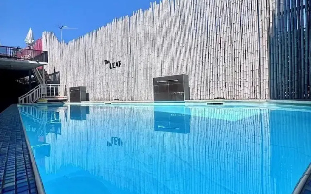 The leaf&pool hostel