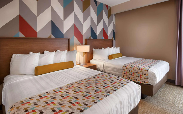 La Quinta Inn & Suites by Wyndham Tulsa Downtown/Route 66