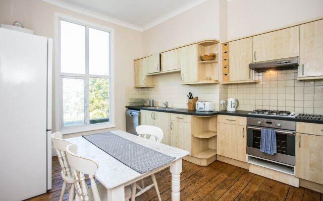 Spacious 4 Bedroom Home In Finsbury Park