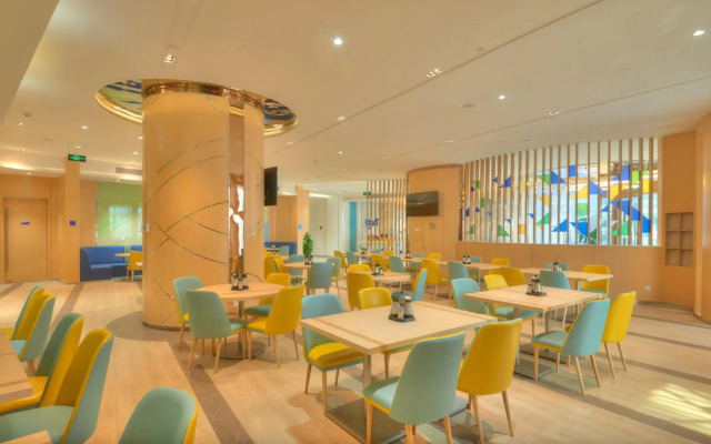 Holiday Inn Express Shanghai Zhenping by IHG