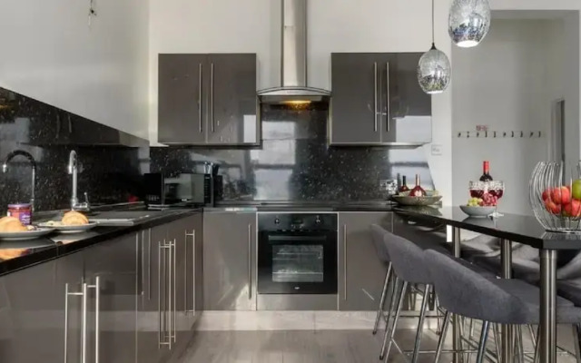Sandybanks - Stylish apartment on Torquay promenade
