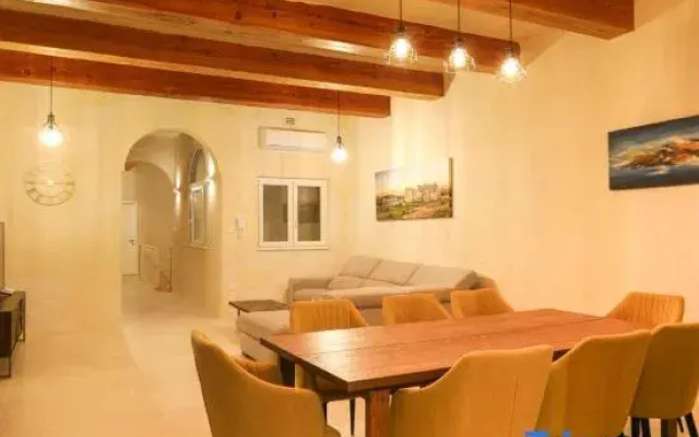 Solaris - 4 bedrooms (sleeps 8+2 kids) Ghasri village