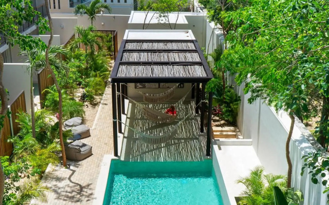 Studio wterrace, hammock, and pool access