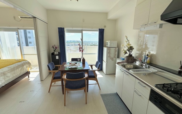 SunSea Okinawa Stunning Ocean View 2BR Sleeps 6 20 min from Airport 3 min to Shopping Mall – Guest Rooms – Urasoe
