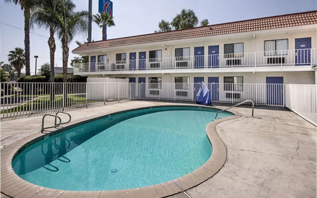 Motel 6 Shaw Ave & Hwy 99