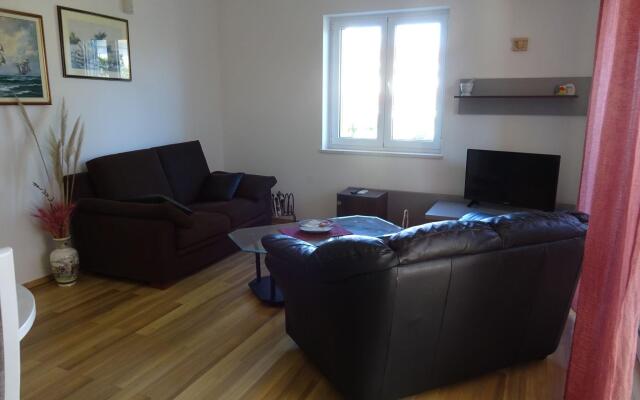 Large Apartment in Malinska near Sea