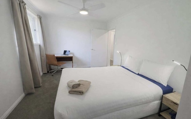 6BR Retreat Stay 5 Min from Airport – Guest Rooms – Tamworth