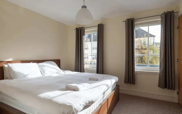 Homely 2 Bedroom Flat Close to Central Edinburgh