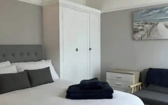 4 bed Studio in Rhyl With Parking - Close to Beach — фото 3