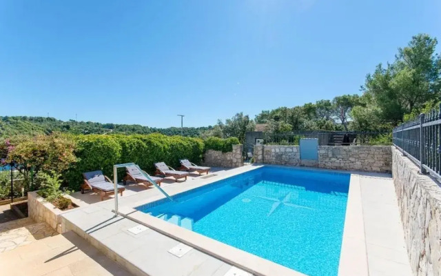 Lucija - Apartment With Pool - A1