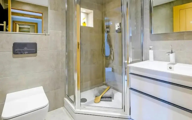 Tranquil Elm Lodge Escape in Canterbury