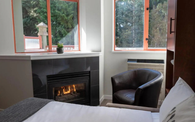 Alpenglow Lodge Family Studio with Murphy Bed by MVA