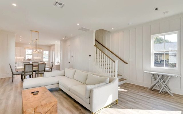 Upscale Home w/ 2 Balconies in Galveston!