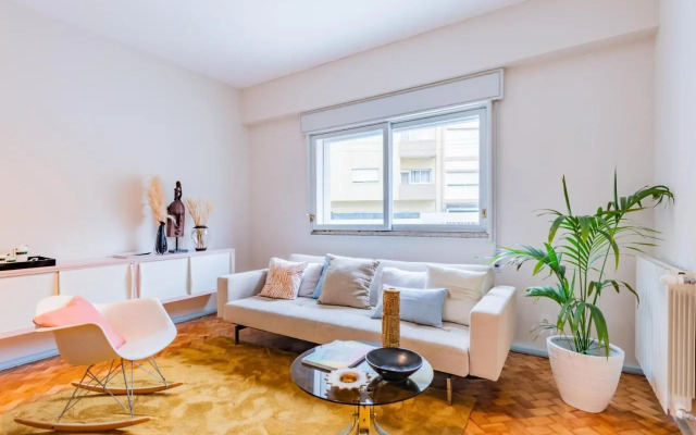 UNIQUE Modernist Duplex apartment & PARKING