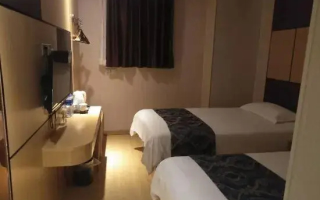 Yayue Hotel (Nanjing East Road Pedestrian Street)