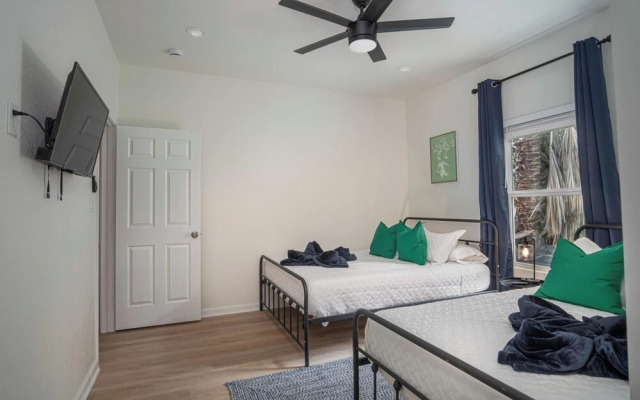 Vibrant 4br/3ba Oasis Near Happy Downtown!
