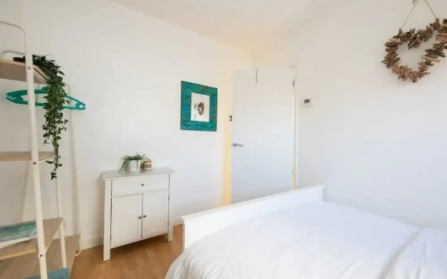 Sunny Modern Nr Beach Village w Parking