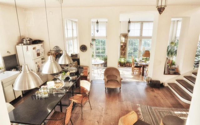 Embassy Row BnB