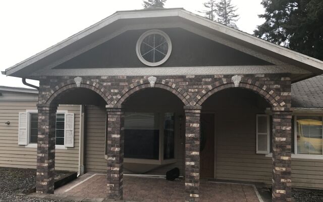 Large Redmond House Close to Downtown