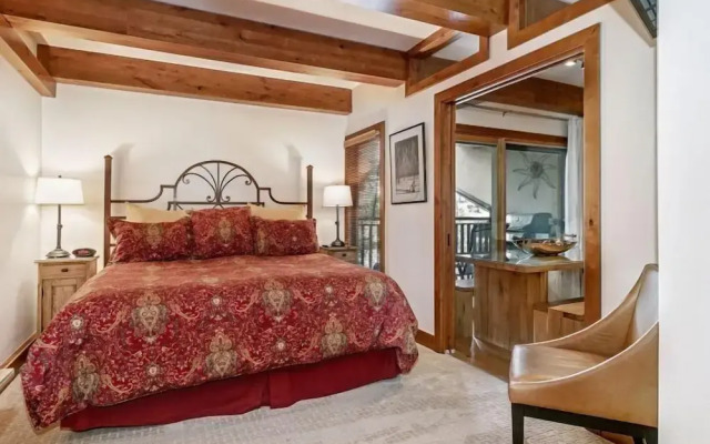 1 Bedroom Antlers Vacation Rental With Incredible Slopeside Views and Just a Short Walk to Gondola and Lionshead Village