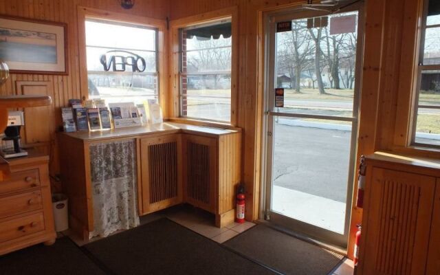 Little Riverside Motel & Marina