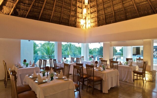 The Reef Playacar Beach Resort & Spa