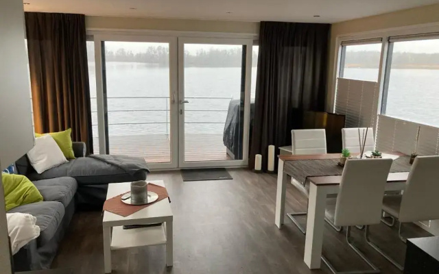 Schwimmende Ferienwohnung, Hausboot Urlaub als Festlieger am Steg