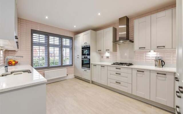 Barfoot Close