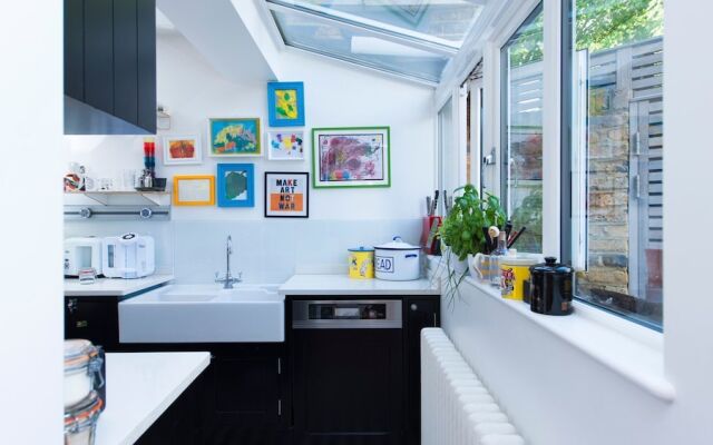 Fashionable 3BR Family Home in Battersea