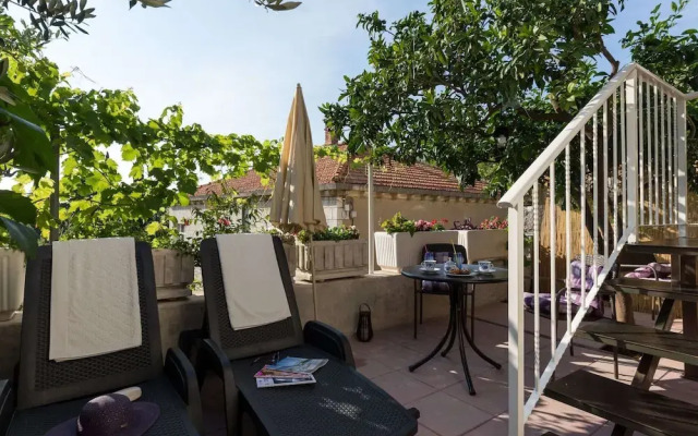 Apartment Vukic - Studio Apartment With Terrace and Garden View