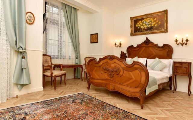 Royal Hotel
