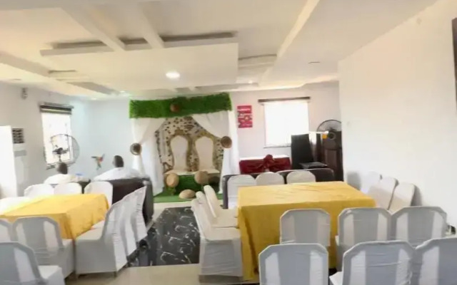 Yais Hotel and Suites