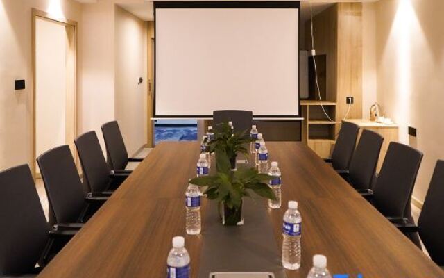 VX Hotel (Huai'an Renmin Hospital Mandu Square)